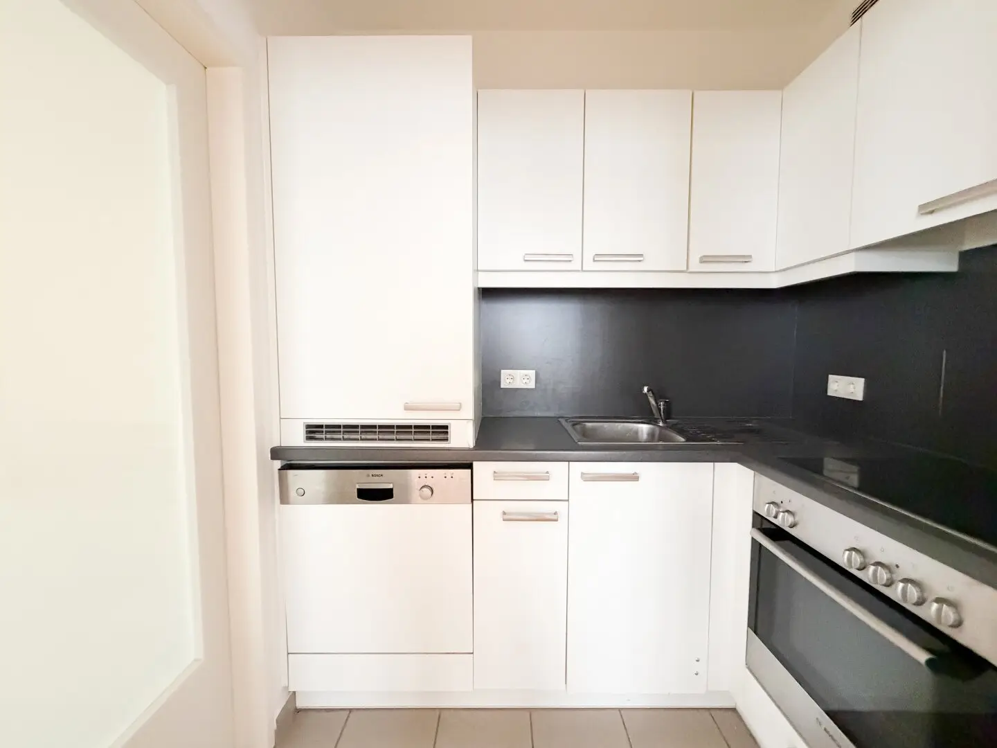 BOTSCHAFTSVIERTEL: HELLE 1-ZIMMER-WOHNUNG MIT SEPARATER KÜCHE NAHE MODENAPARK
