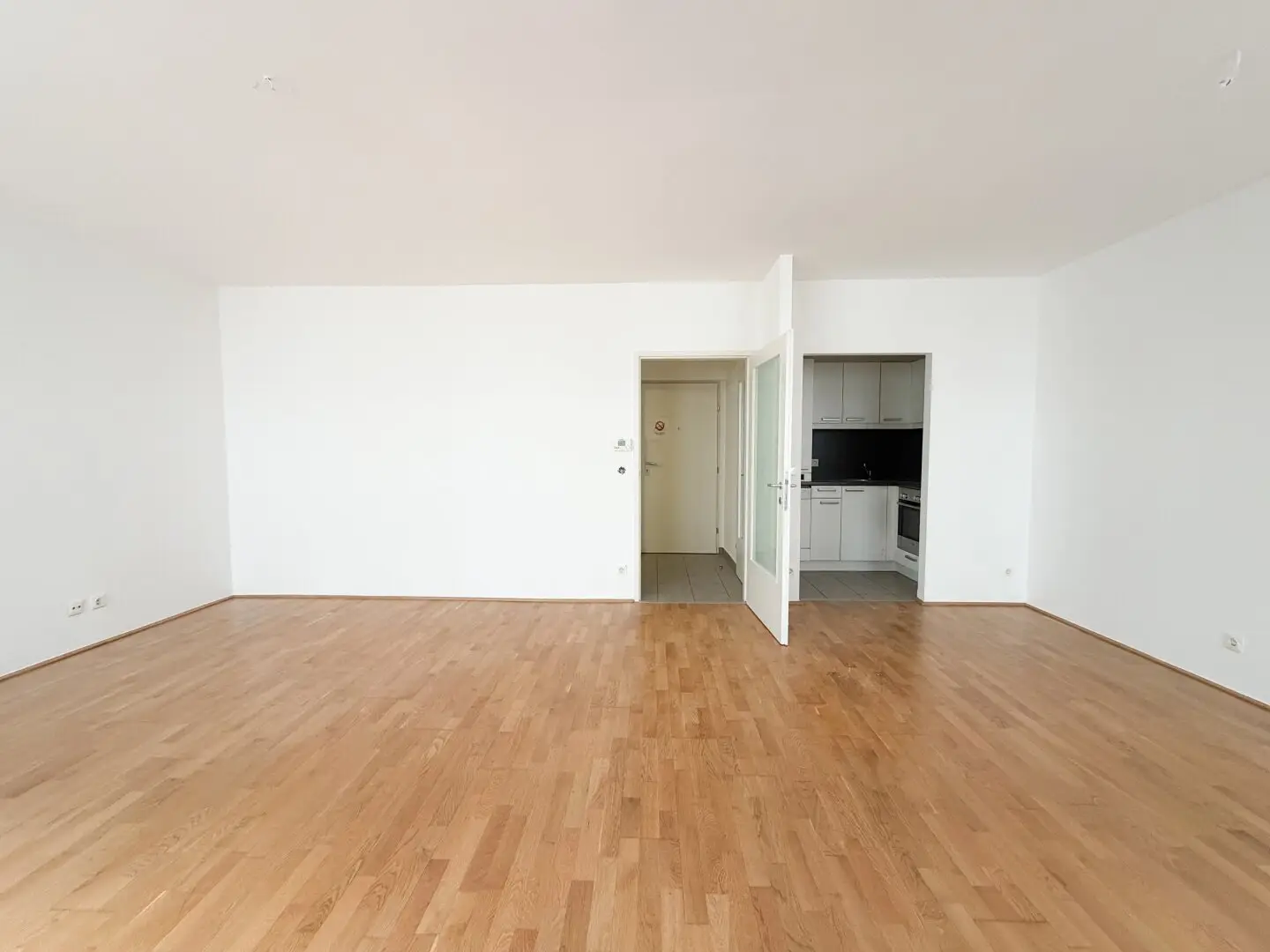 BOTSCHAFTSVIERTEL: HELLE 1-ZIMMER-WOHNUNG MIT SEPARATER KÜCHE NAHE MODENAPARK