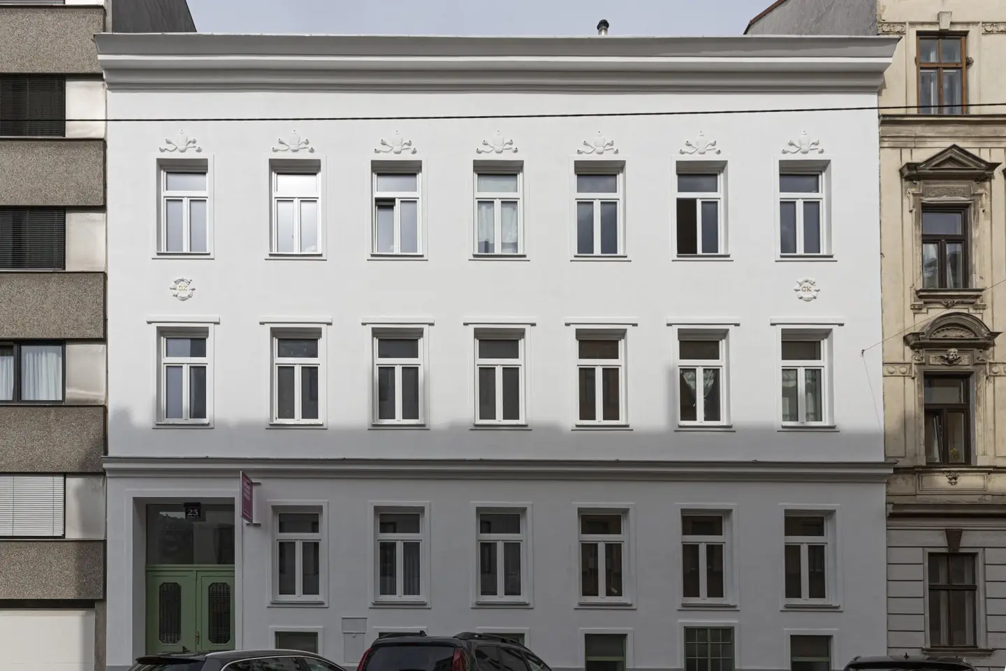 Baugenehmigtes Dachgeschoss mit drei geplanten Wohnungen und großzügigen Freiflächen