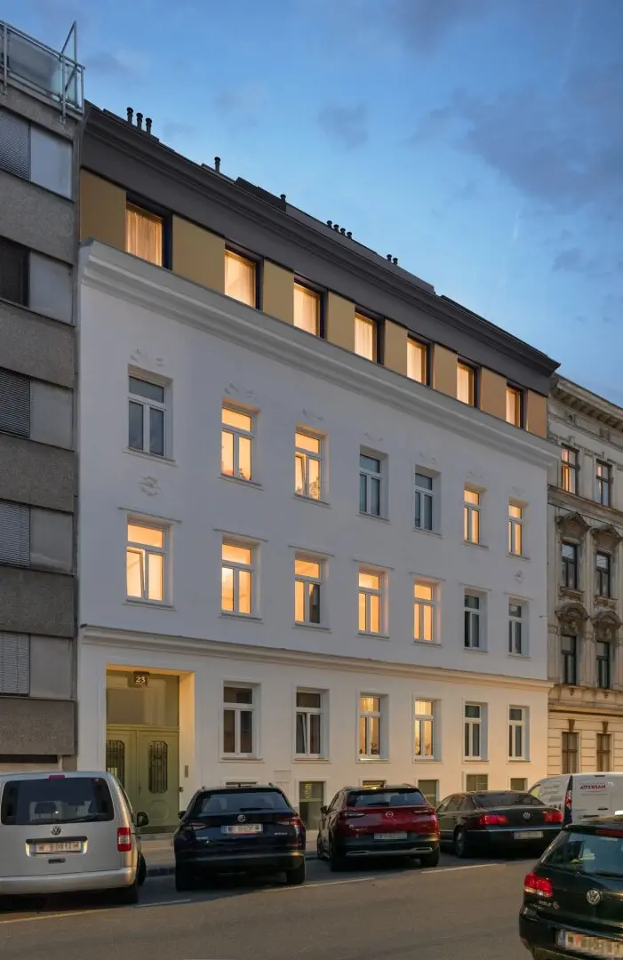 Baugenehmigtes Dachgeschoss mit drei geplanten Wohnungen und großzügigen Freiflächen