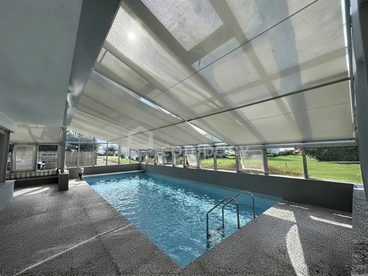 Very large single-family house with indoor pool/swimming pool, massage bathtubs, for a larger family or couples who love a lot of space to move