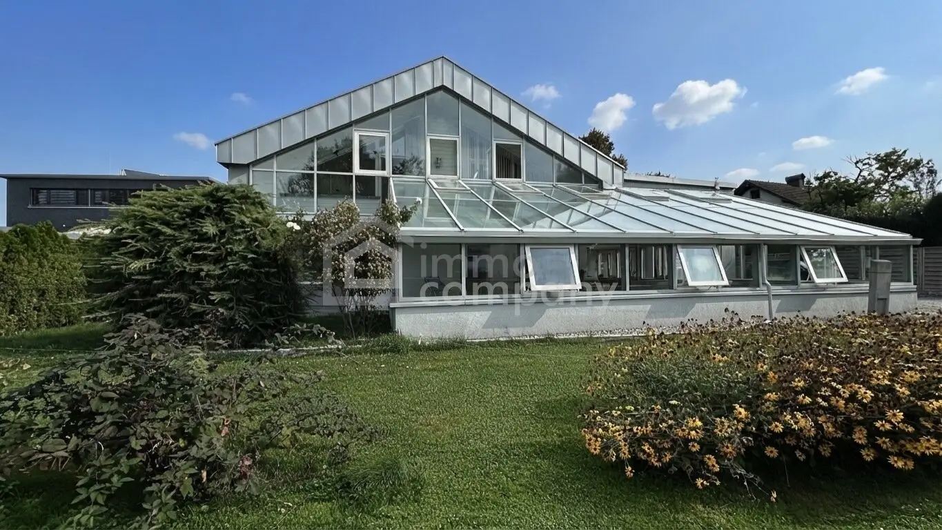 Very large single-family house with indoor pool/swimming pool, massage bathtubs, for a larger family or couples who love a lot of space to move