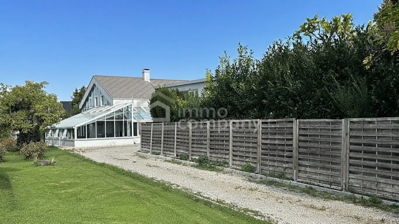 Very large single-family house with indoor pool/swimming pool, massage bathtubs, for a larger family or couples who love a lot of space to move