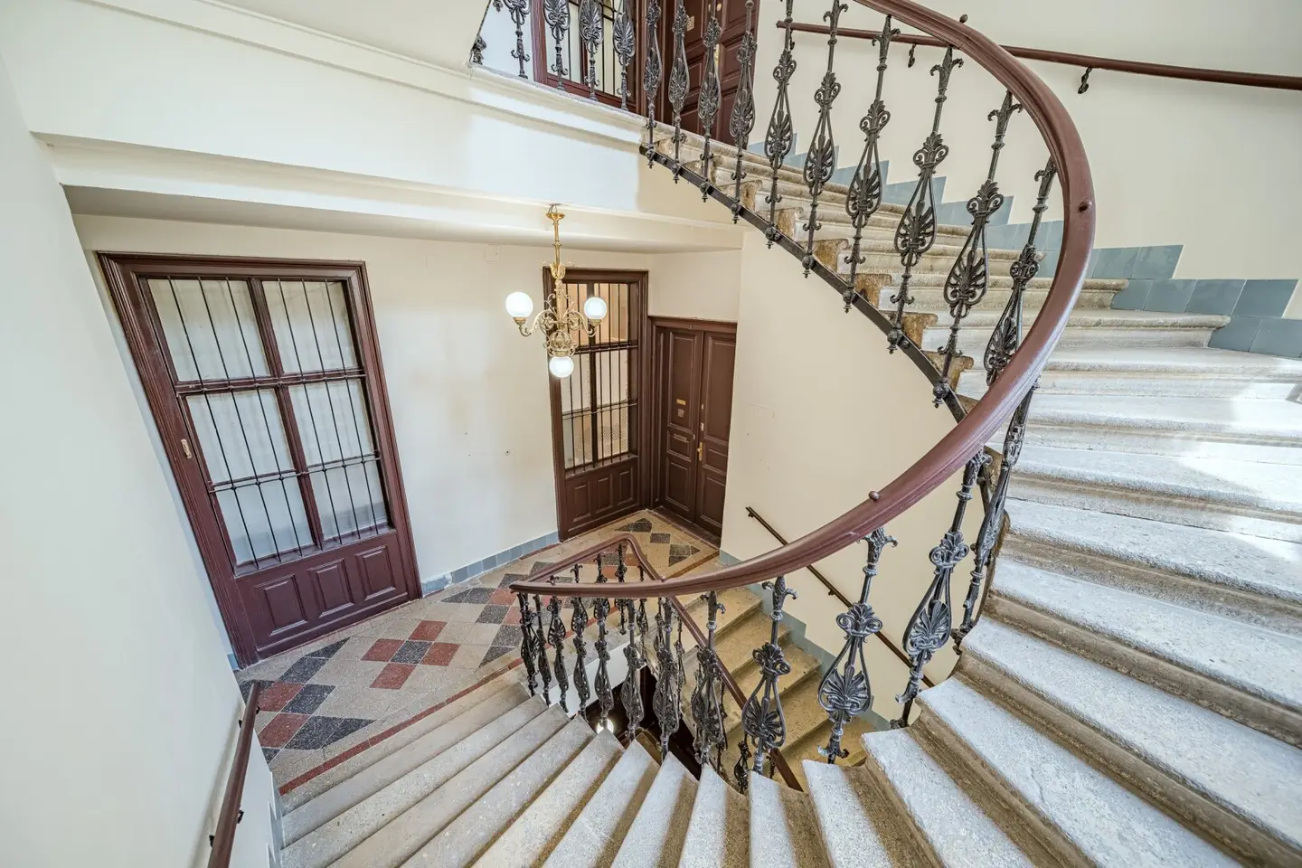 OLD BUILDING JEWELS IN THE 9TH DISTRICT – TO BE RENOVATED – Your Chance for the Apartment of Your Dreams