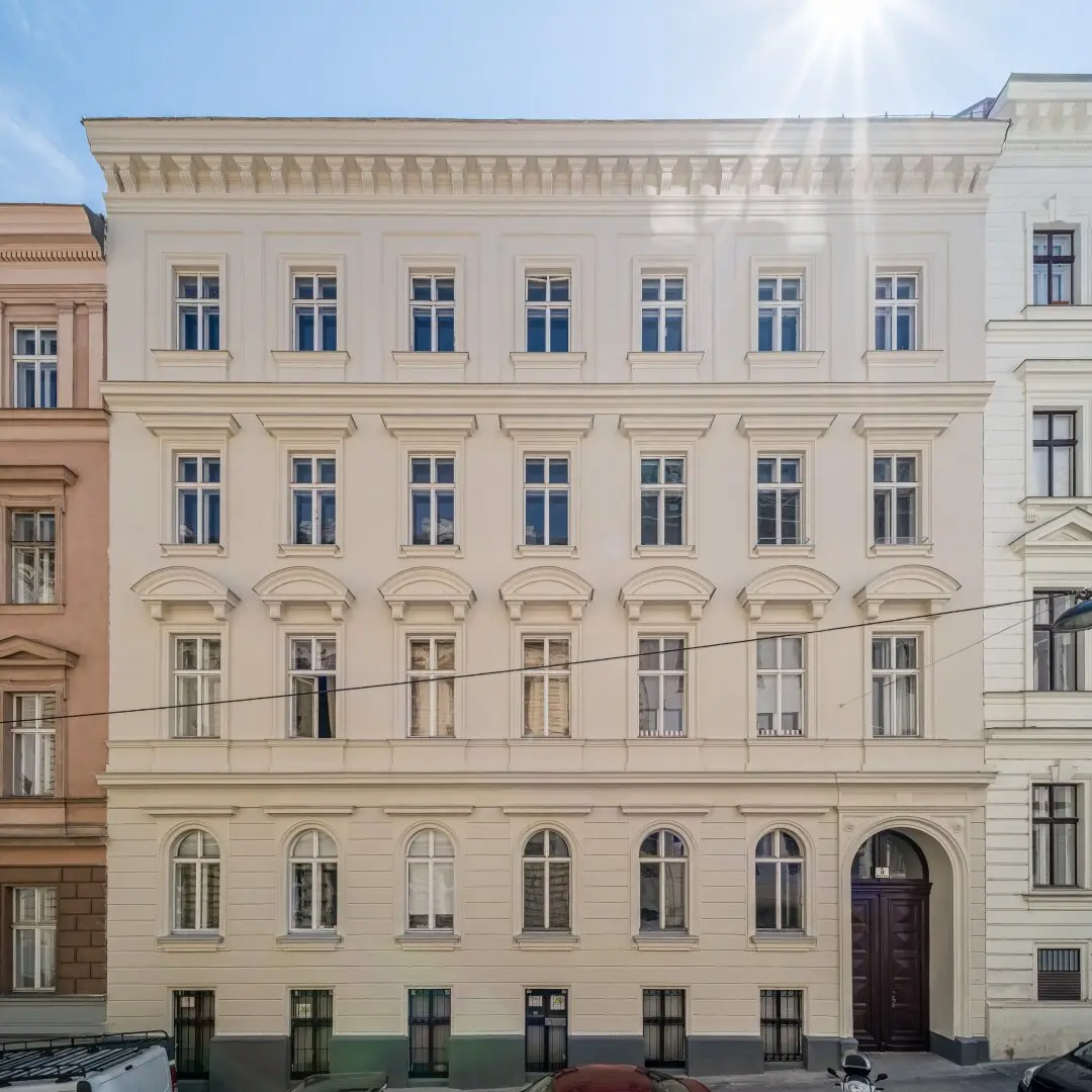OLD BUILDING JEWELS IN THE 9TH DISTRICT – TO BE RENOVATED – Your Chance for the Apartment of Your Dreams