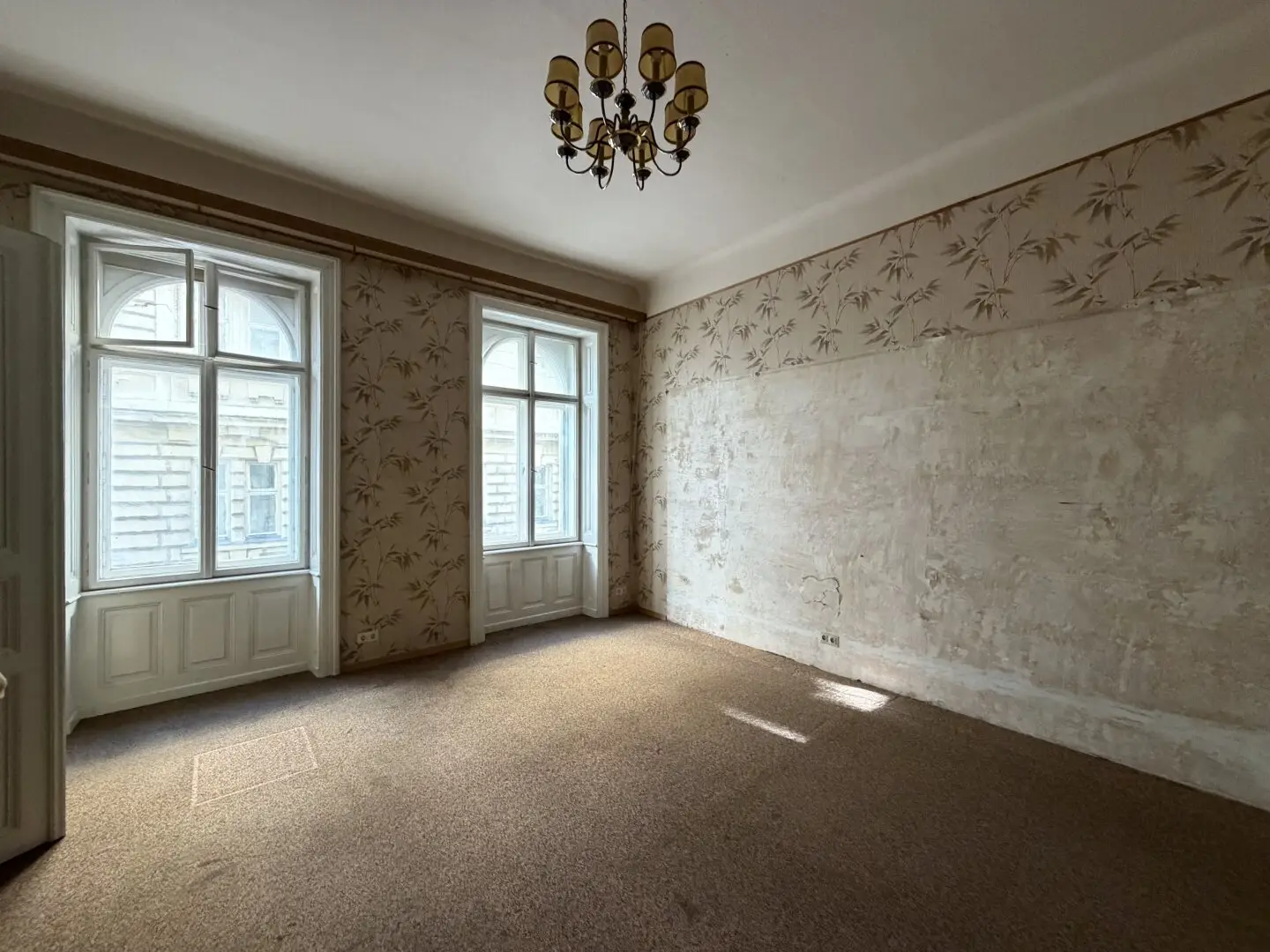 Old Building Gems in the 9th District – To Renovate Yourself – Your Chance for the Apartment of Your Dreams