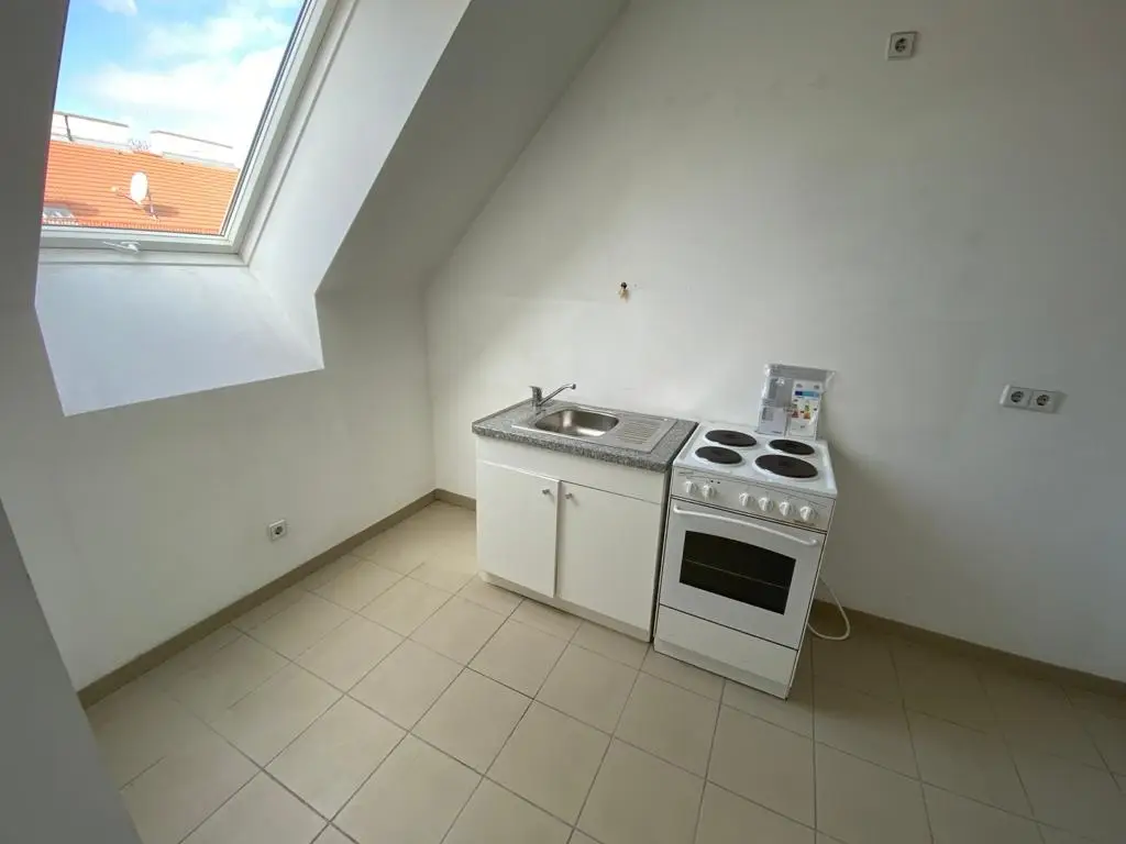 Dachgeschosswohnung mit Terrasse und Aufzug in gepflegtem Gründerzeithaus