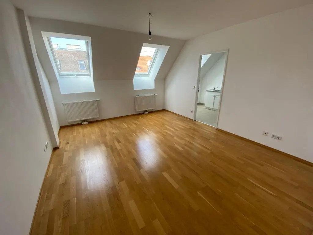Dachgeschosswohnung mit Terrasse und Aufzug in gepflegtem Gründerzeithaus