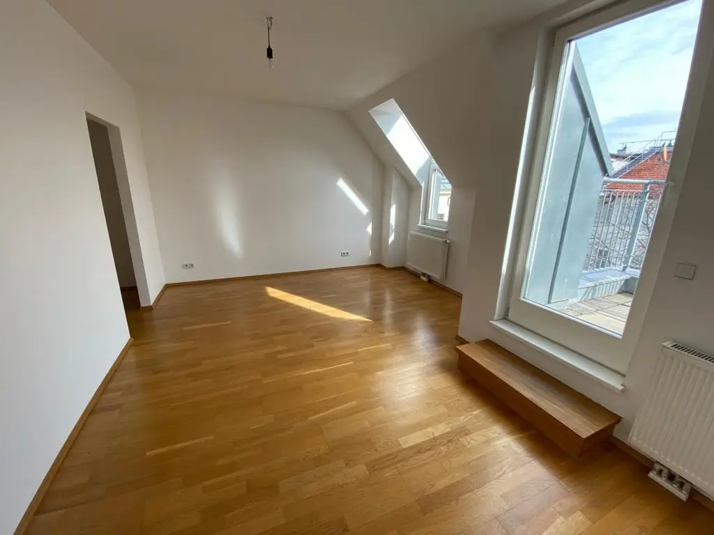 Dachgeschosswohnung mit Terrasse und Aufzug in gepflegtem Gründerzeithaus