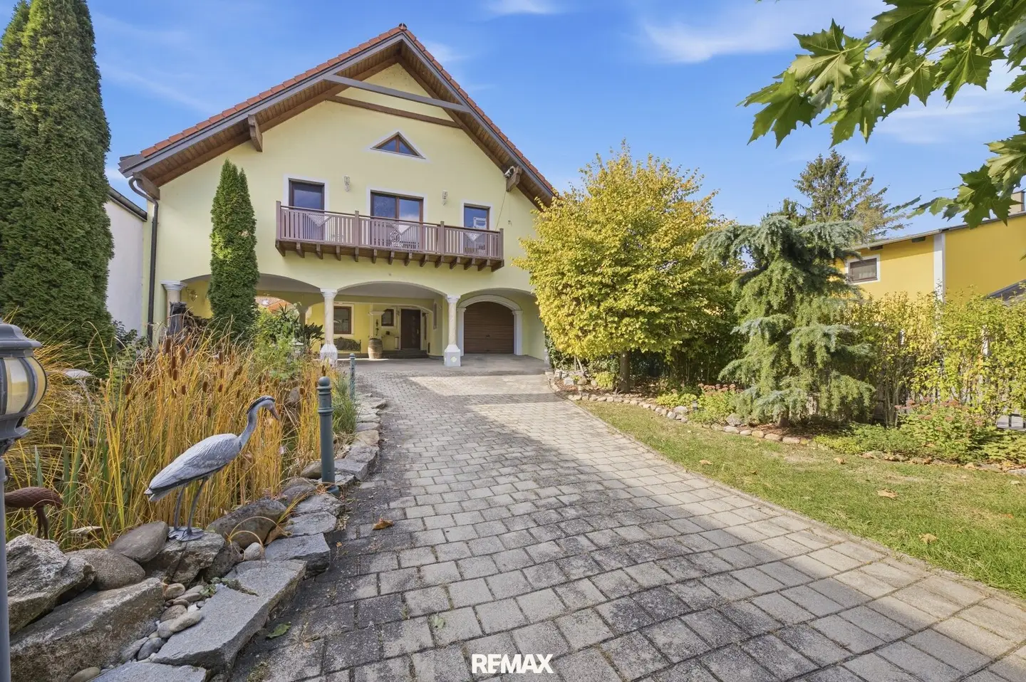 Energy efficient, spacious single-family house with pool, sunny garden and heated winter garden