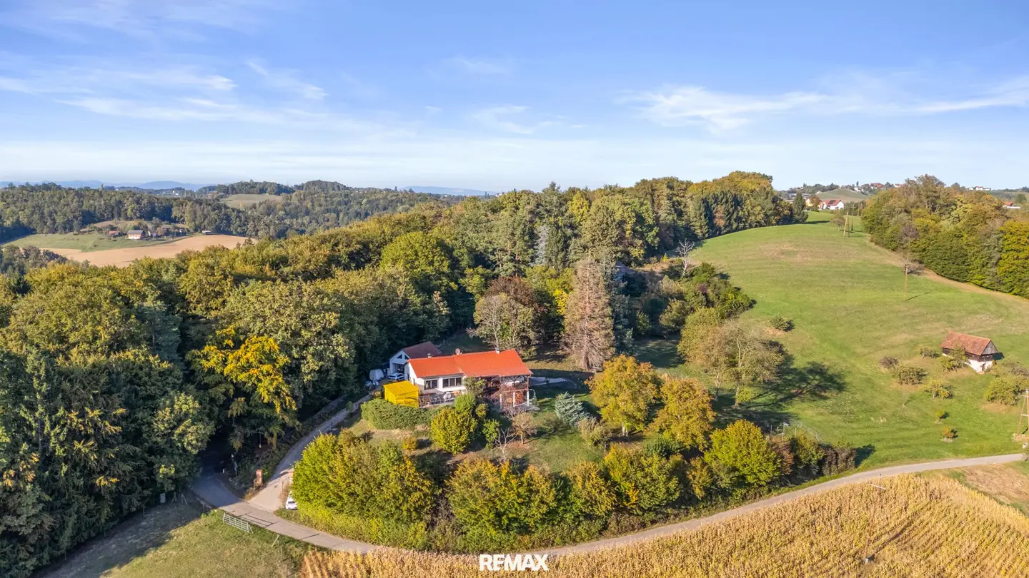 Your retreat in a quiet south slope location Full basement bungalow with approx 5,500 m² plot