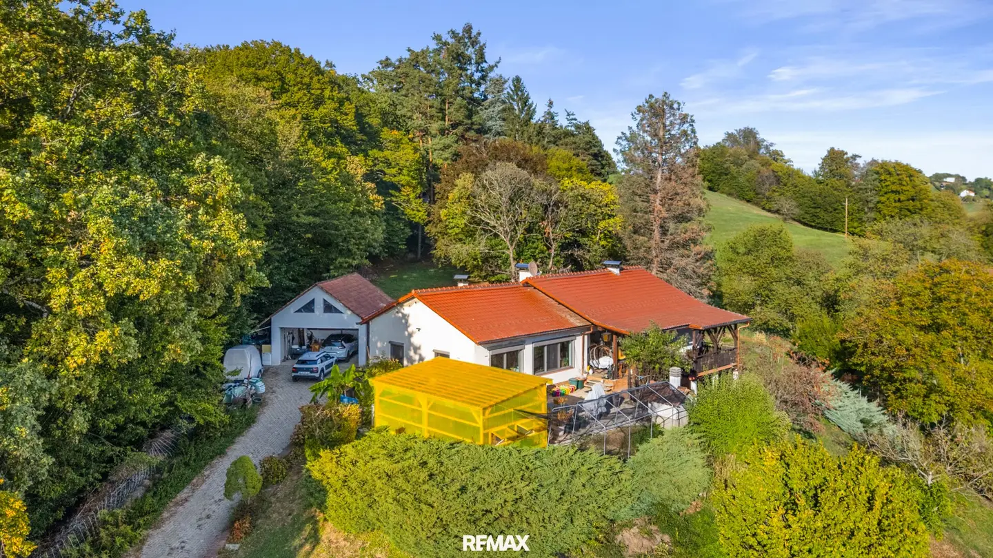 Your retreat in a quiet south slope location Full basement bungalow with approx 5,500 m² plot