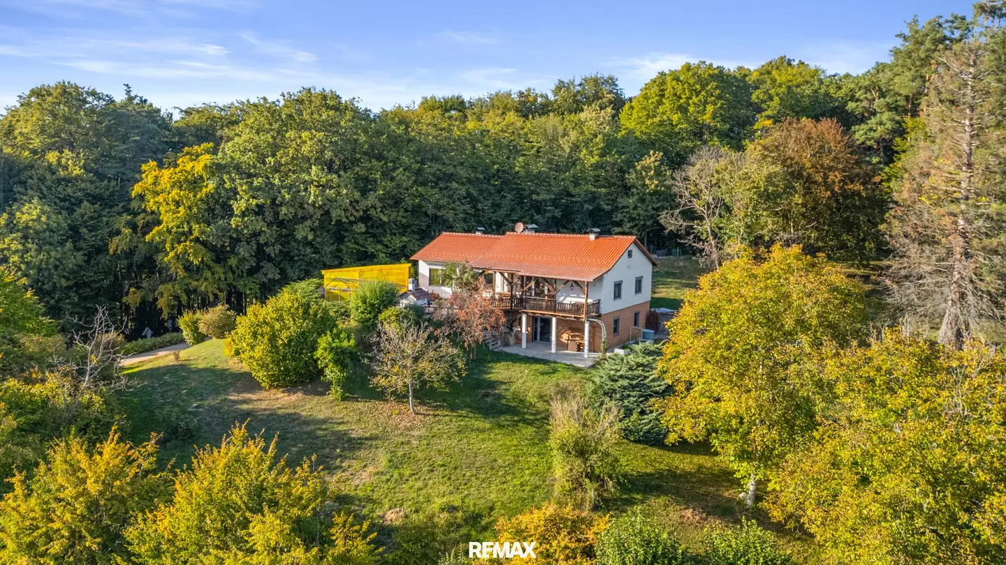 Your retreat in a quiet south slope location Full basement bungalow with approx 5,500 m² plot