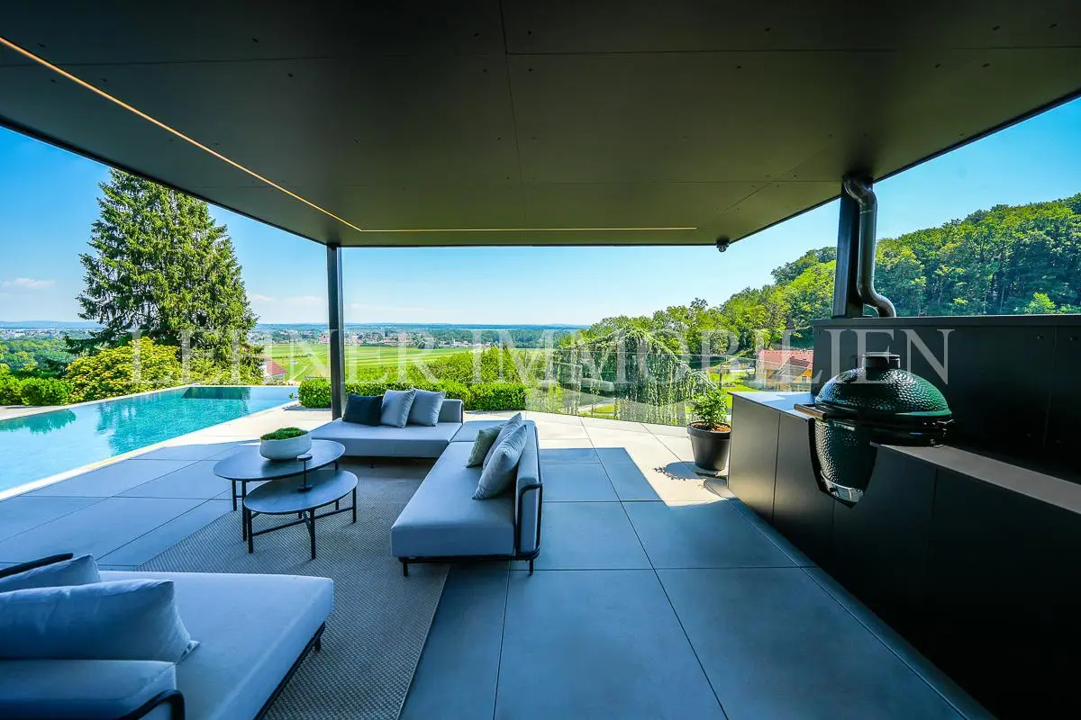 Apartment with infinity pool and unobstructed panoramic view