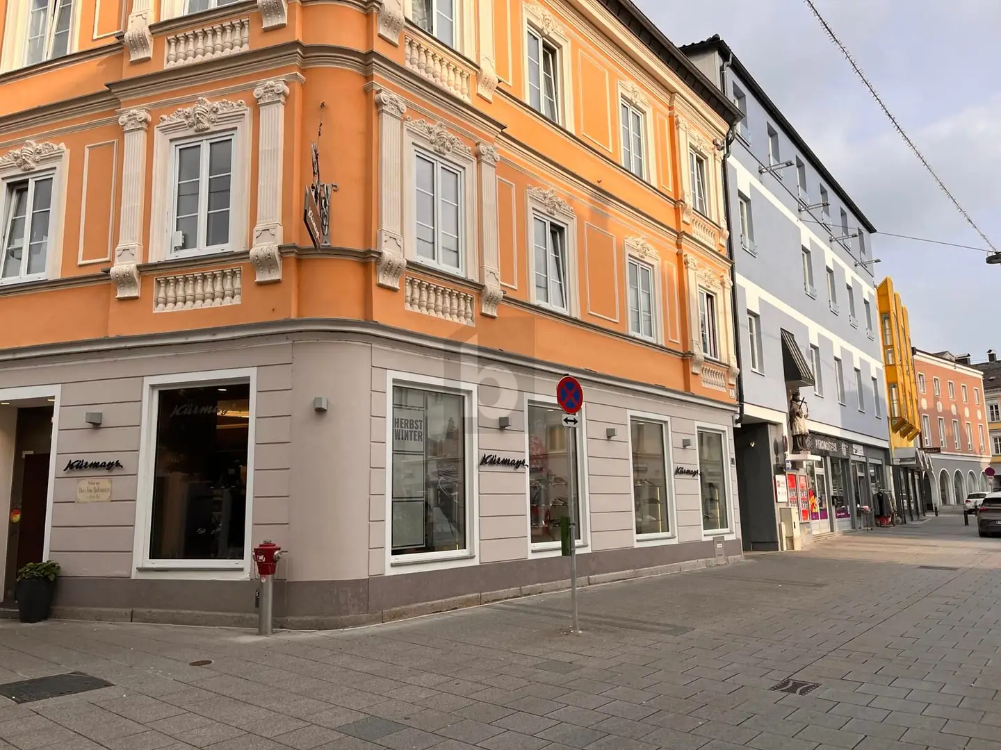 Loft apartment with large shop windows in a central location