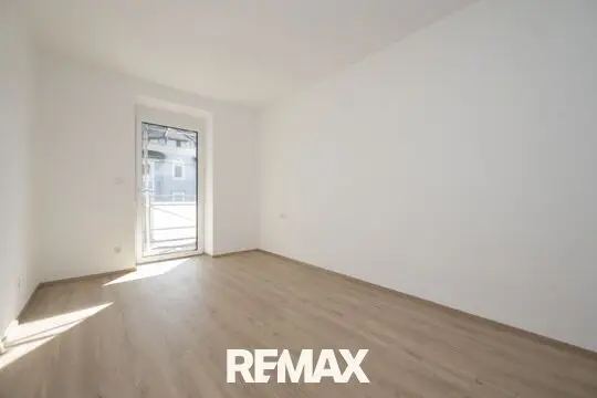 Wohnbereich mit Ausgang zum Balkon