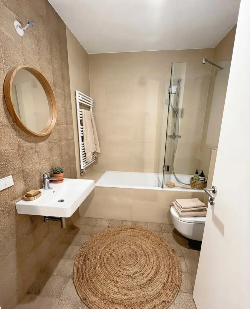 Wannenbad mit Toilette (Accessoires KI)