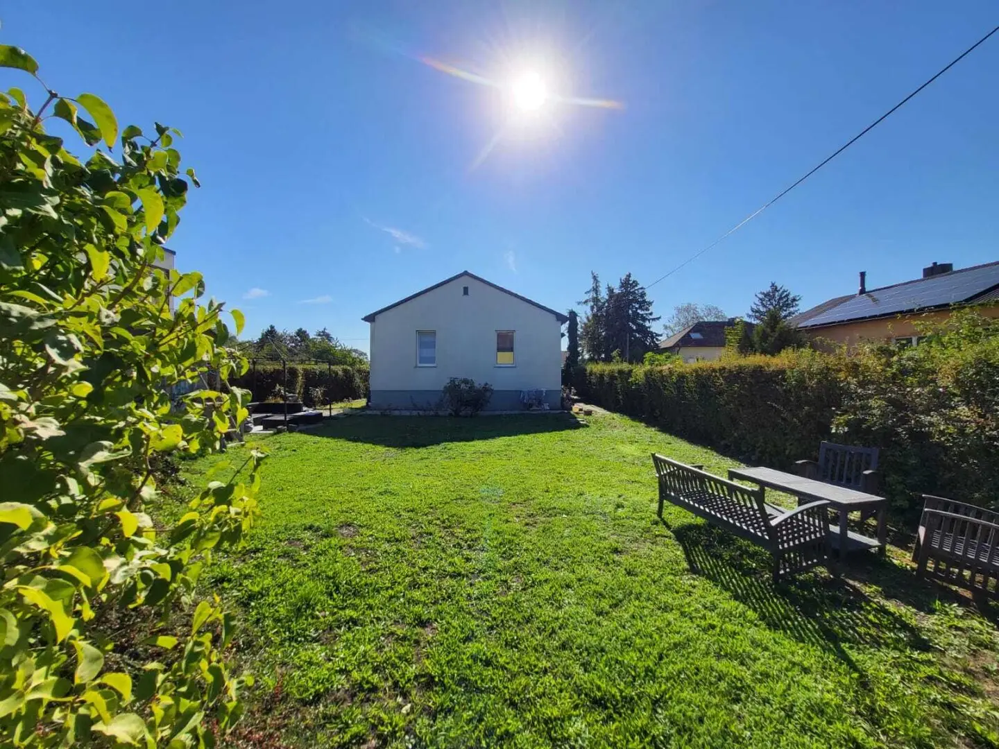 Ein 3 Zi-Bungalow auf einem gepachteten Grundstück, mit einem Kachelofen, einem vollwertigen Keller und einem zusätzlichen Raum, der als Flur genutzt werden kann.