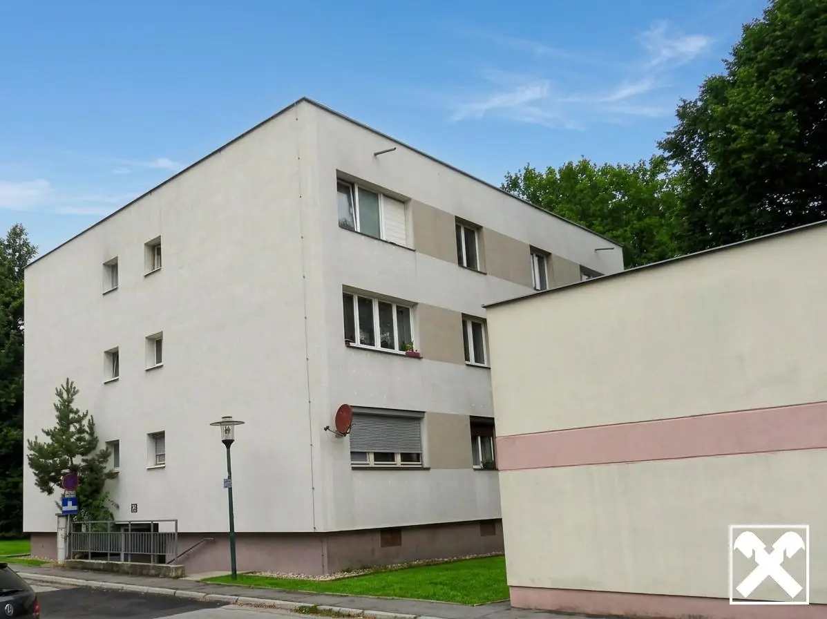 Sunny garçonnière with garden access and fitted kitchen