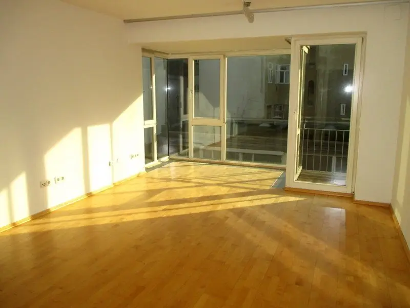 Großzügige 5-Zi Terrassenwohnung mit Balkon, Garage &amp; Lift im Herzen von Mariahilf!