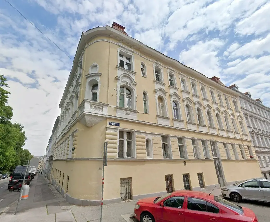 Lichtdurchflutete Altbauwohnung im Mezzanin mit Lift