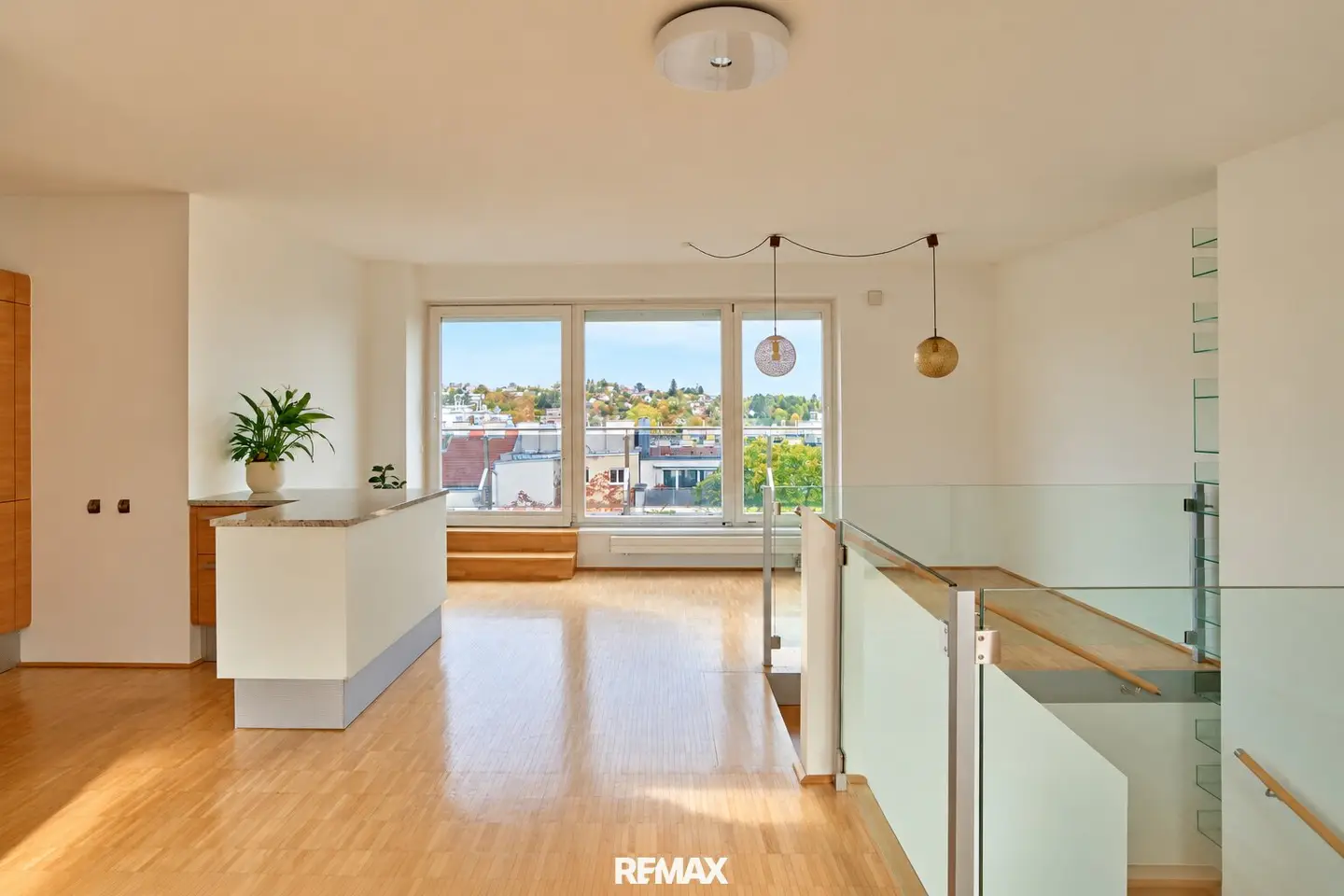 "Dachgeschoss-Traum mit Schafbergblick und 15 m² Terrasse"