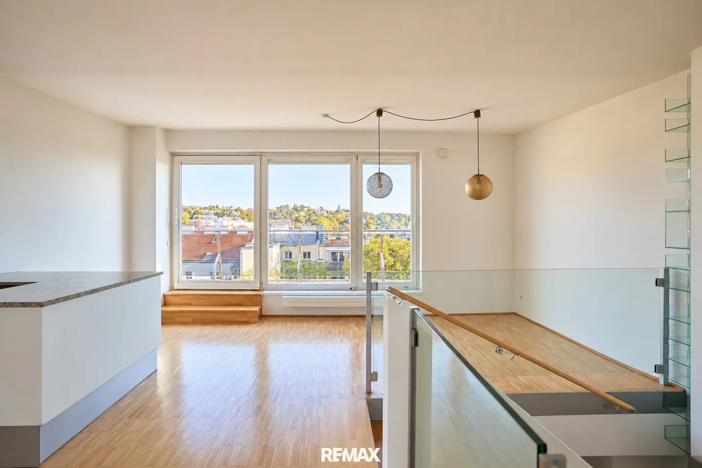 "Dachgeschoss-Traum mit Schafbergblick und 15 m² Terrasse"