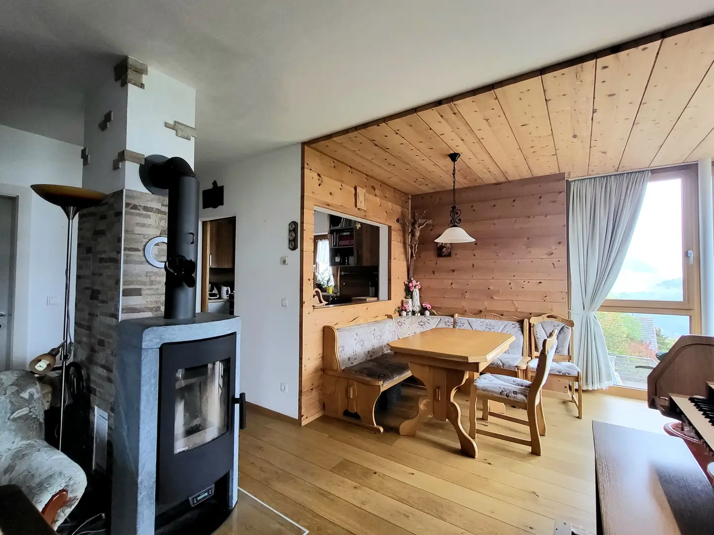 Helle Wohnung mit PV Anlage und Bergblick