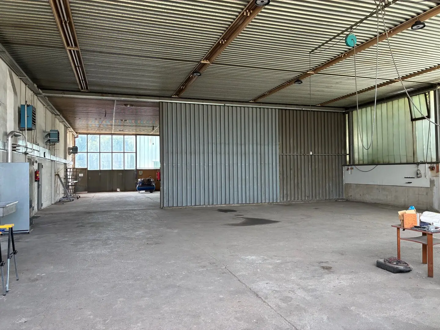 Nahe VIE - 450 qm Werkstatt oder Lagerhalle - teilbar -   Büro, Sanitär- und Nebenräume, Regallager