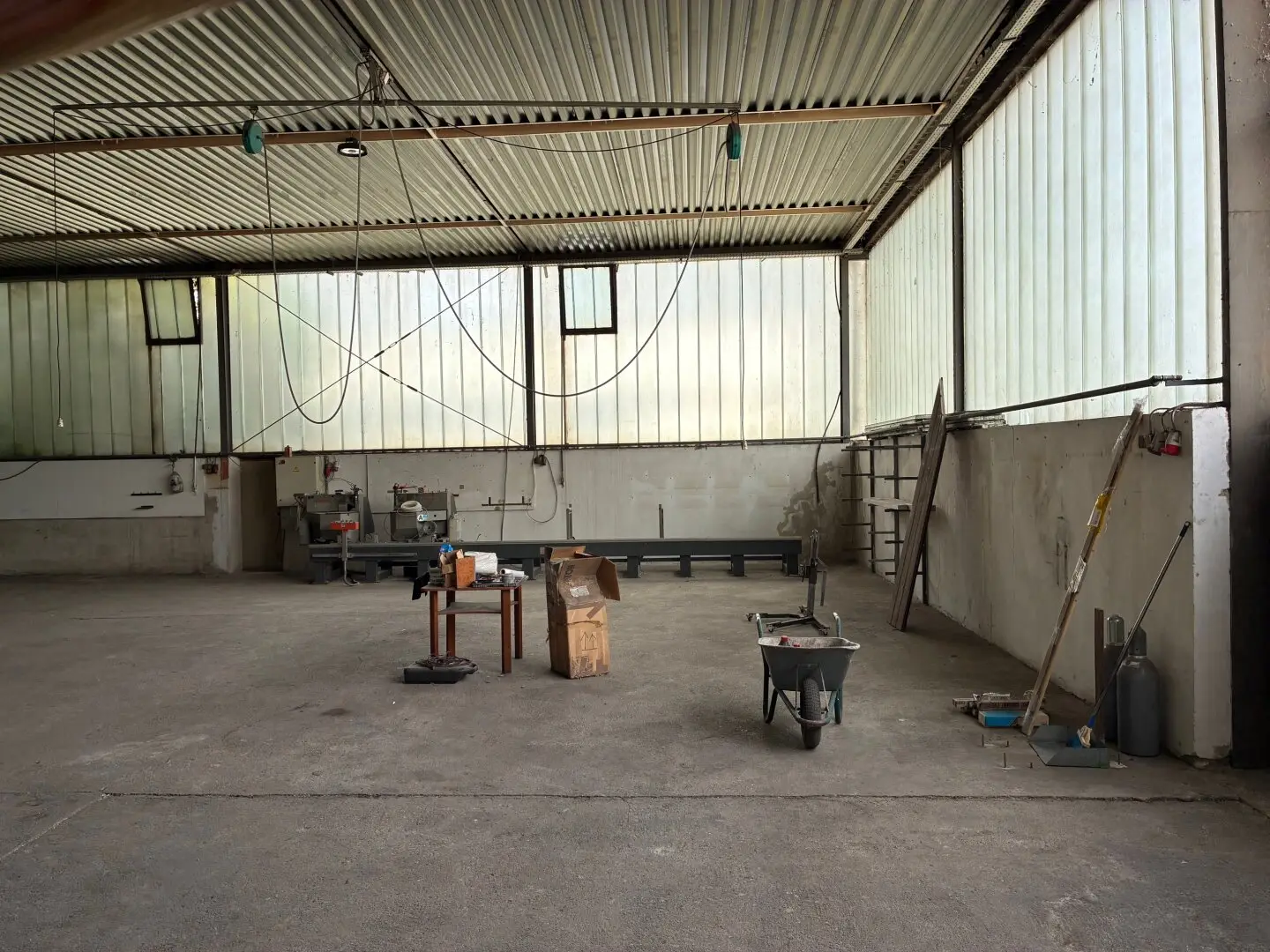 Nahe VIE - 450 qm Werkstatt oder Lagerhalle - teilbar -   Büro, Sanitär- und Nebenräume, Regallager
