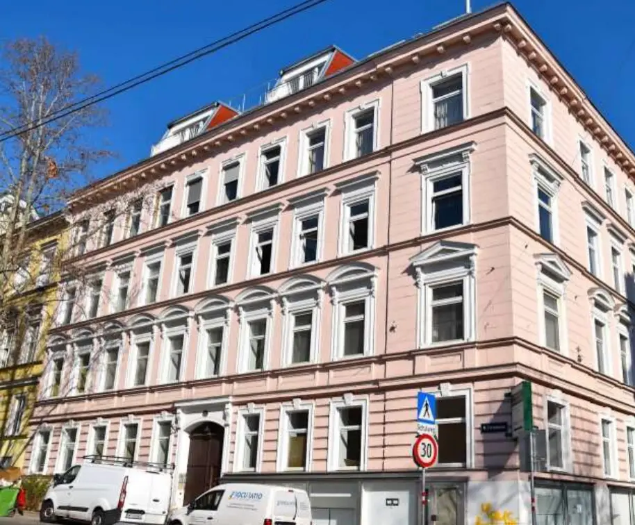 Lichtdurchflutete Altbauwohnung mit Lift