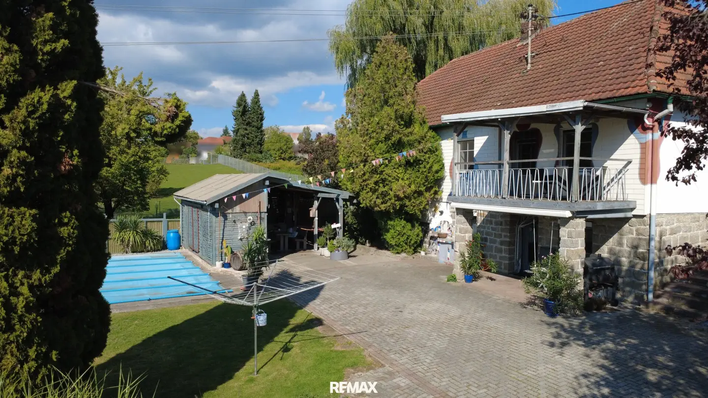 Geräumiges Einfamilienhaus in Schwertberg mit Pool, Balkon, Carport und Brunnen