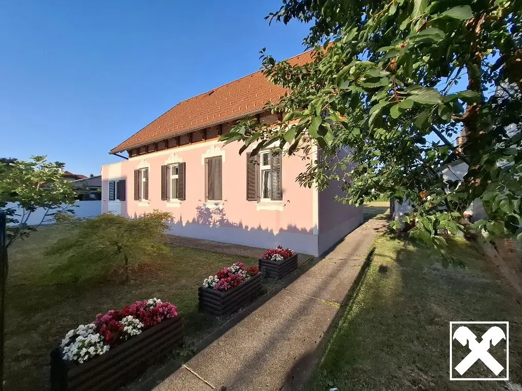 Hausfront , Vorgarten und Einfahrt