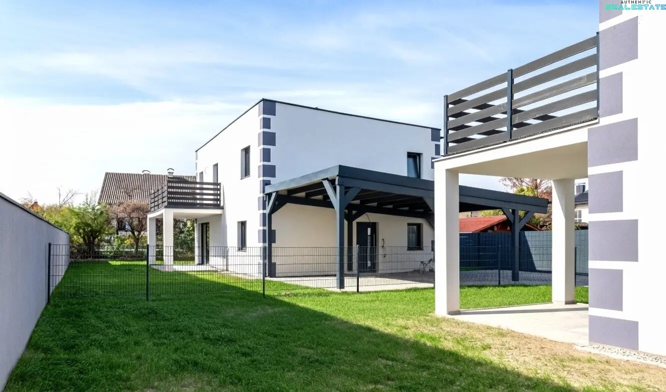 Moderner Erstbezug mit Weitblick: Schlüsselfertiges Niedrigenergiehaus inkl. Tischlerküche und PV-Anlage.