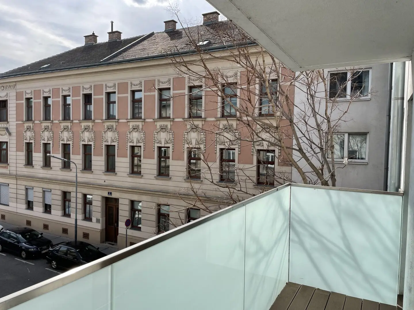 ATTENTION: 2 bedrooms plus living kitchen and balcony - space to live and for home office