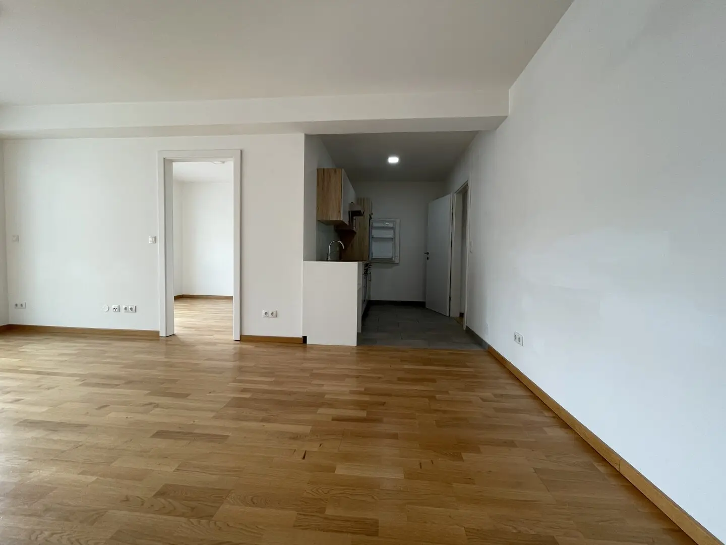 ATTENTION: 2 bedrooms plus living kitchen and balcony - space to live and for home office