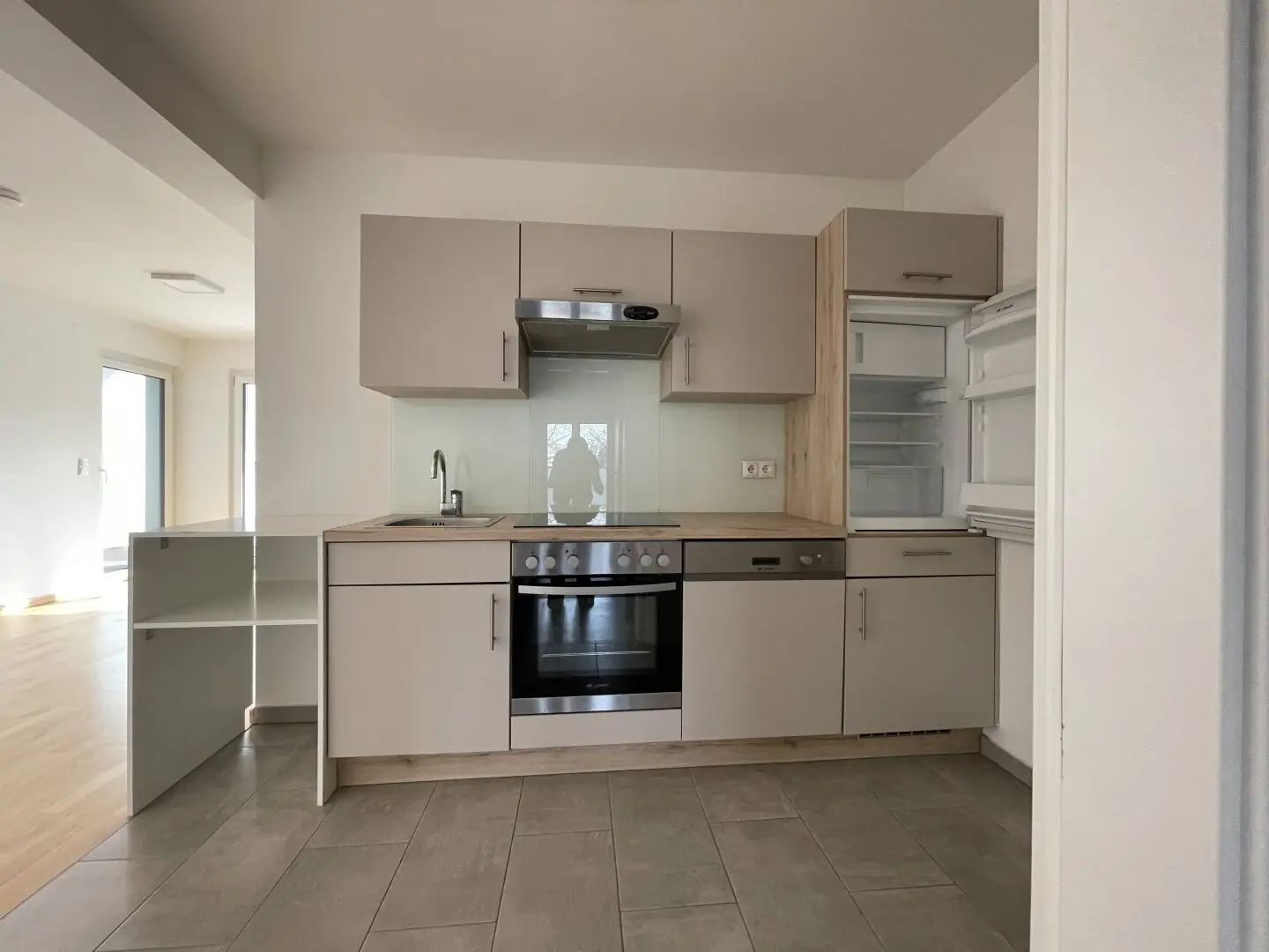 ATTENTION: 2 bedrooms plus living kitchen and balcony - space to live and for home office