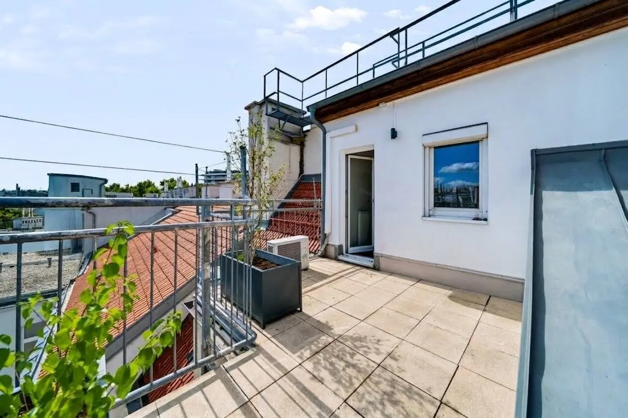 Urban Hideaway - Completely courtyard-facing - Spacious terrace