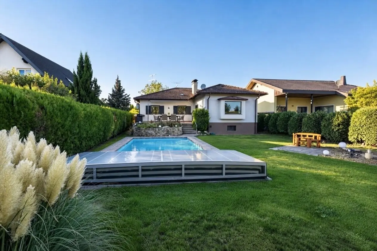 Großzügiges Einfamilienhaus mit 257 m² Gesamtfläche, Pool, Sauna und traumhaftem Garten