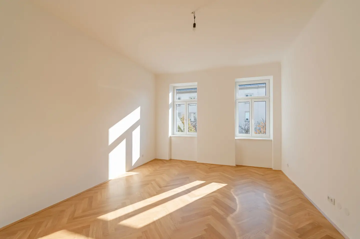 NEW Courtyard location Perfect 1-room old building first occupancy in great location