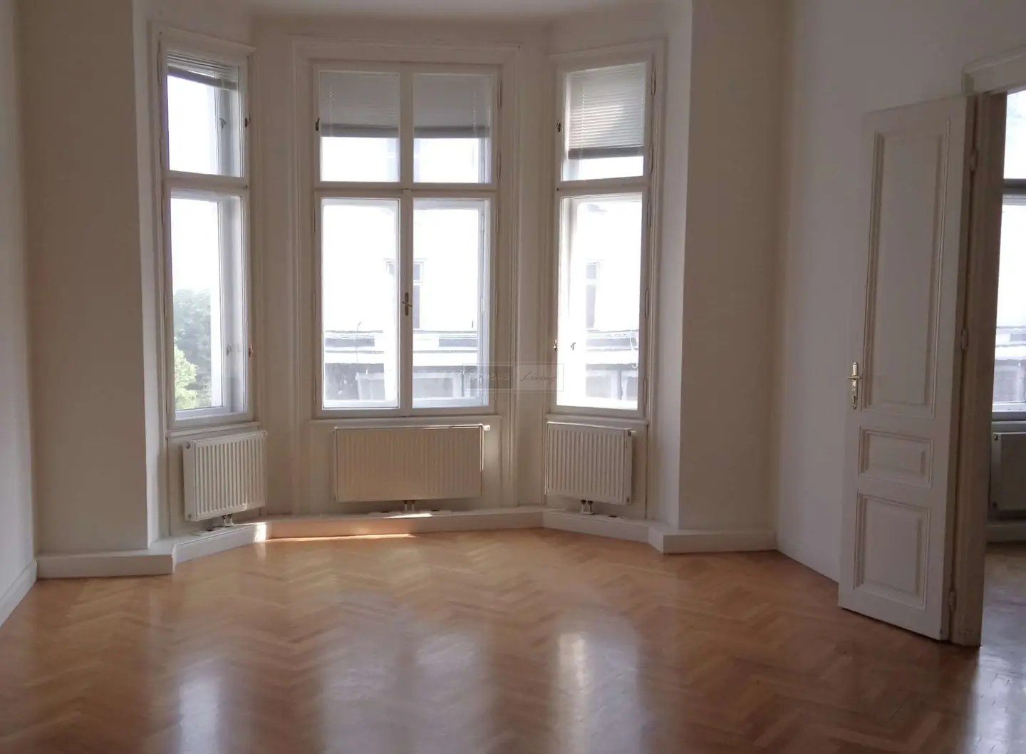 Helle Altbauwohnung mit Lift und repräsentativem Schnitt