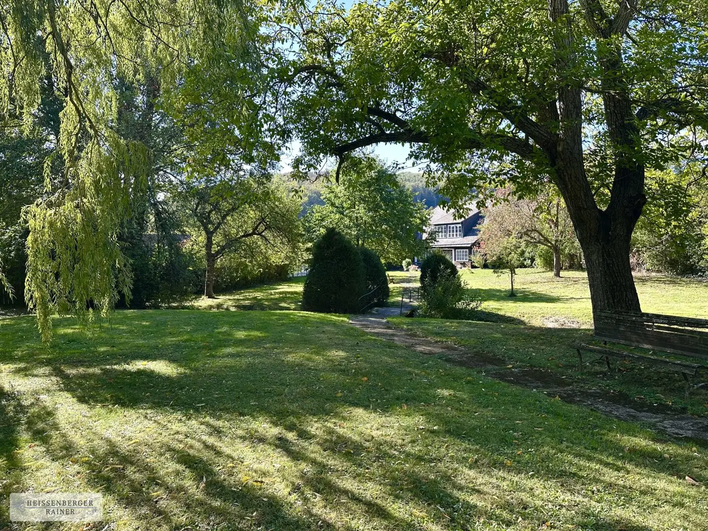 NATURE PARADISE AT THE GATES OF VIENNA /// HISTORIC COUNTRY HOUSE WITH FOREST, STREAM AND BATHING POND