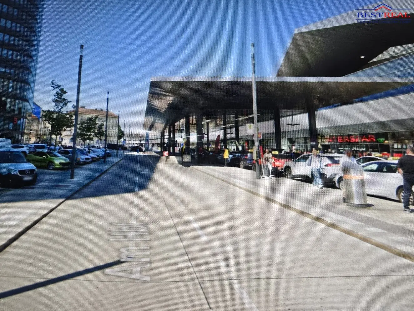large COMMERCIAL SPACE, industry-neutral, at Main Station U1 station