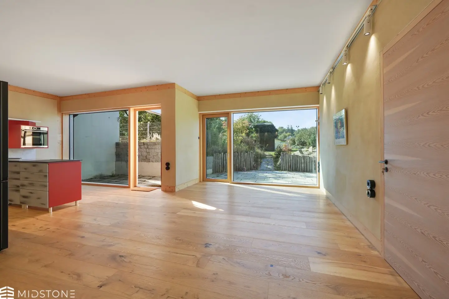Modern first-occupancy property with garden and versatile use as medical practice or single-family house
