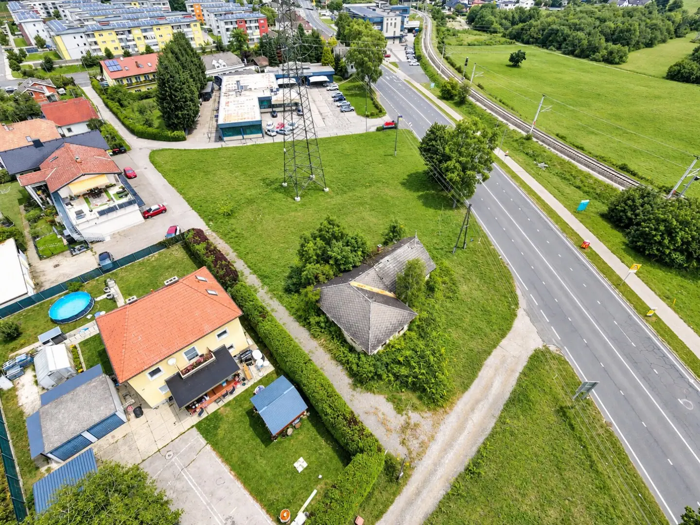 Altbestand und Grundstück – Sommeransicht