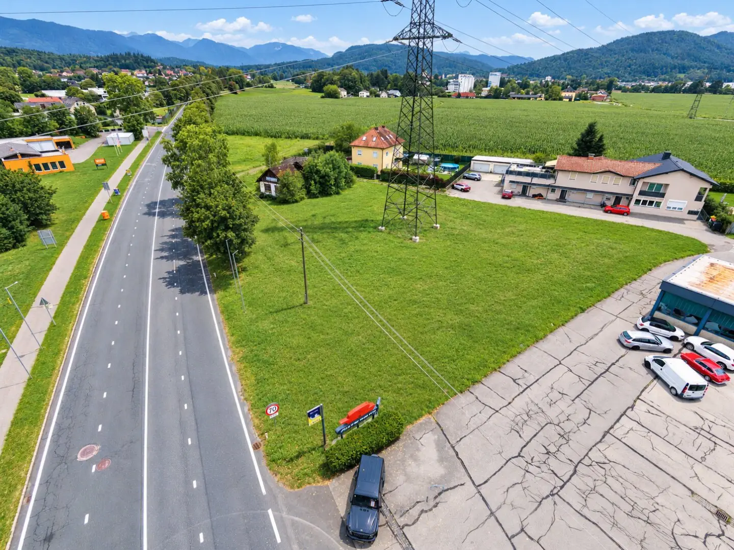 Grundstück und Rosentaler Straße – Gegenperspektive im Sommer