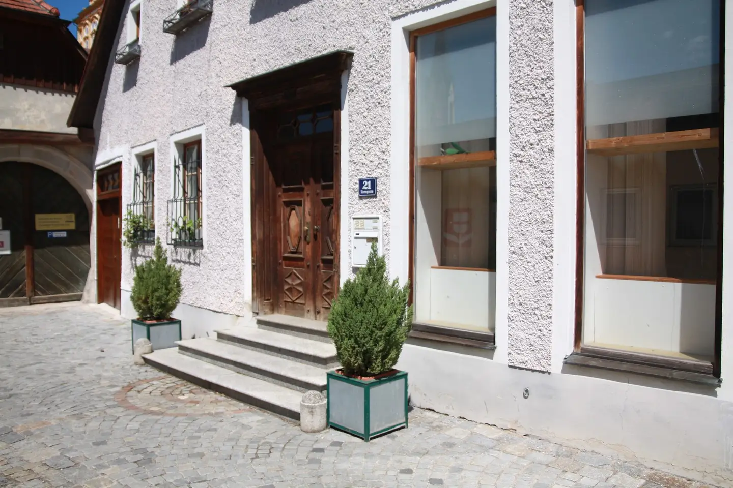 Renovated apartment in central location with optional lift