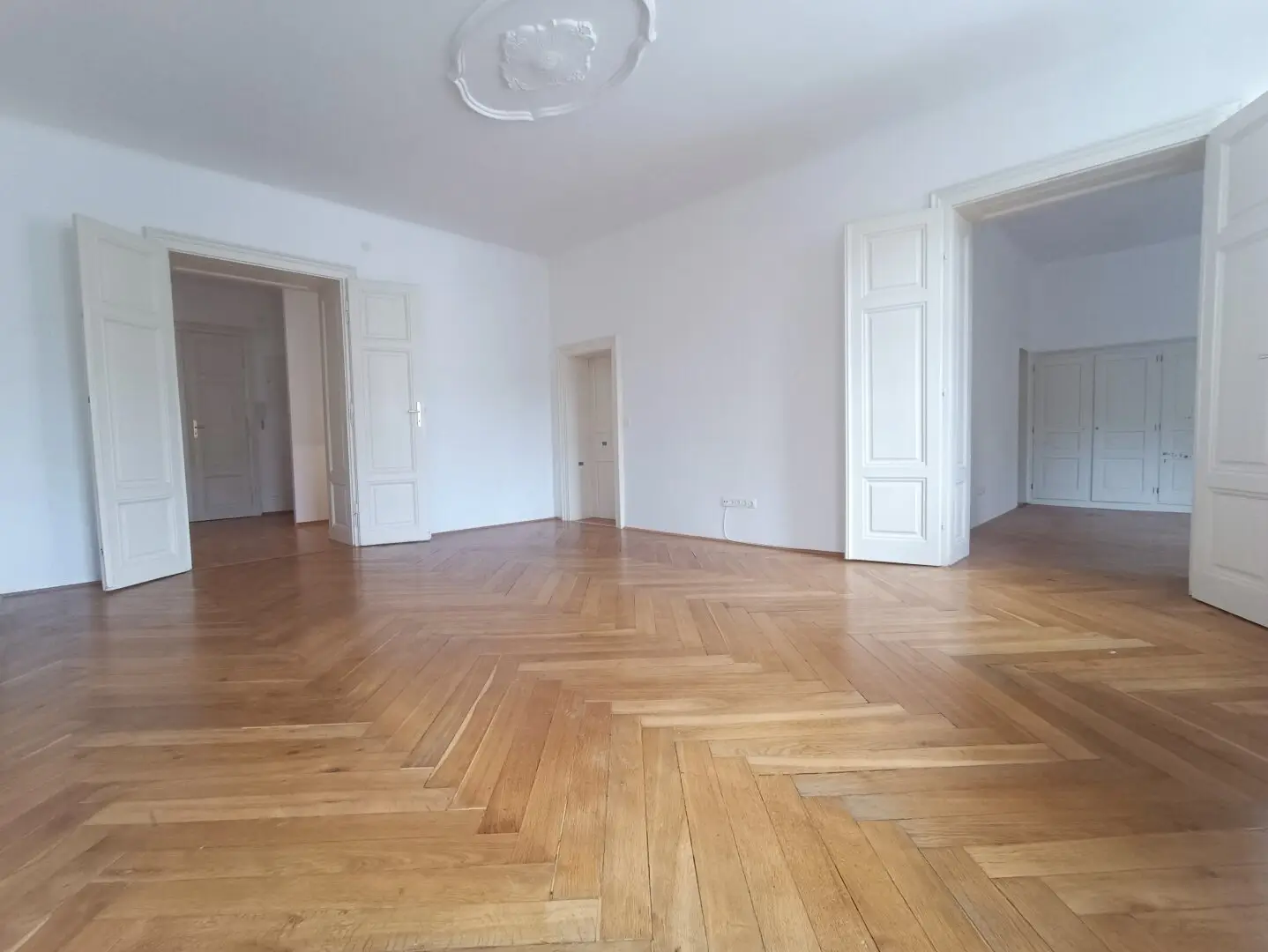 Großzügige 3-Zimmer Wohnung mit absoluter Ruhelage im Innenhof! Perfekte Anbindung Nähe U4 Stadtpark! Unbefristet!