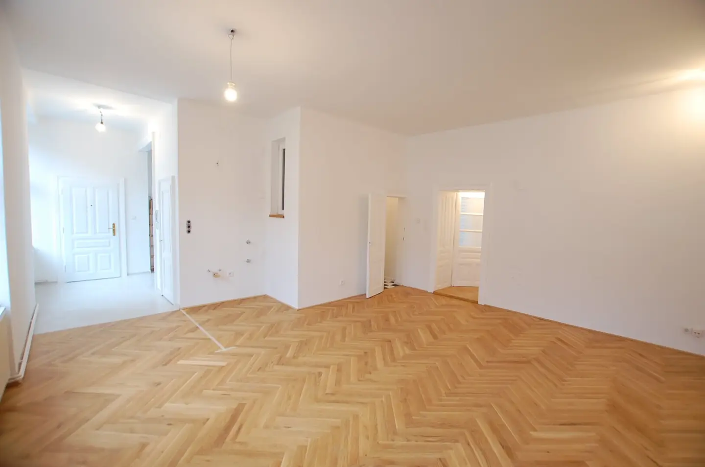 Bright, stylish 4-room period apartment with herringbone parquet