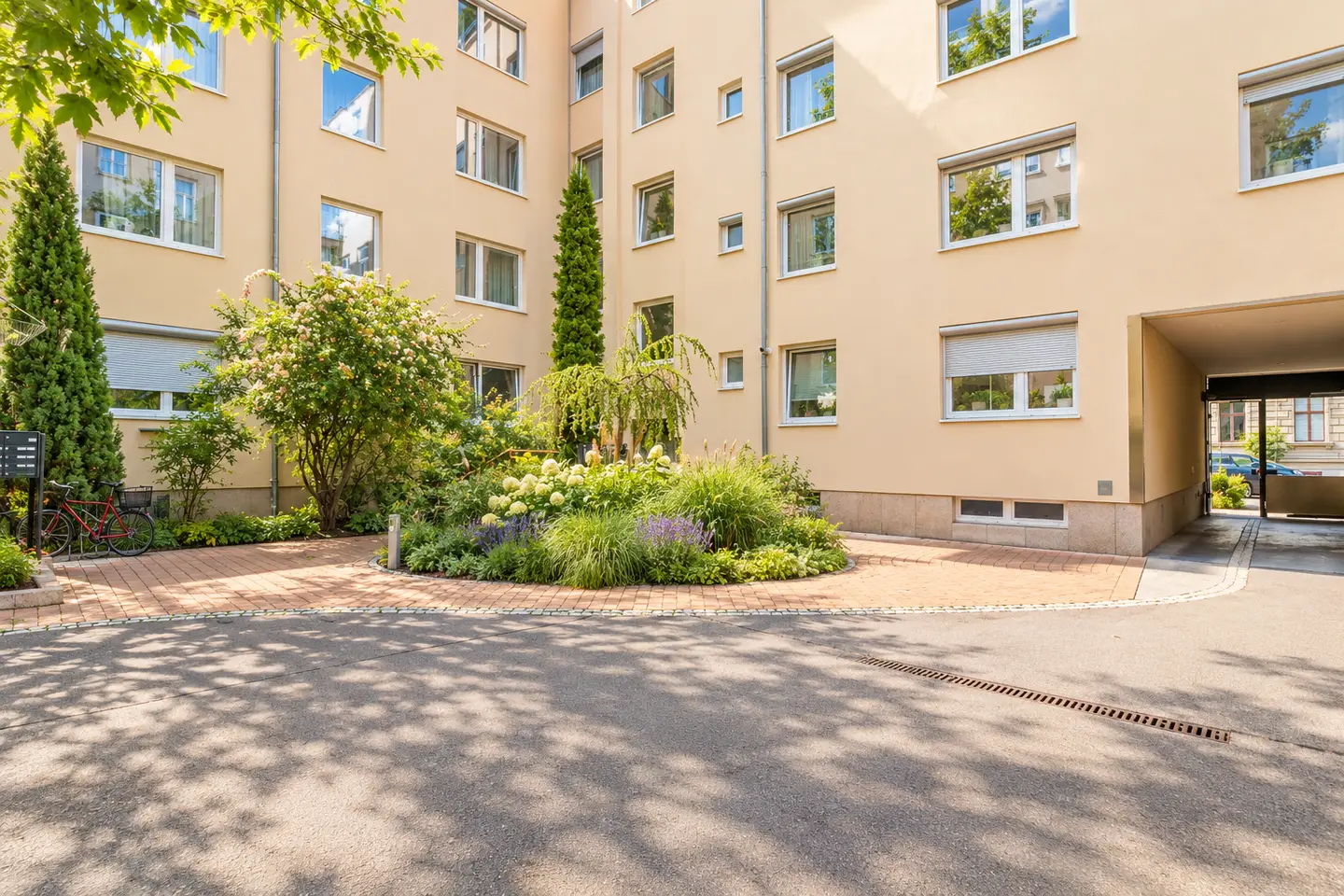 Wohnung modernisiert mit Aufzug und hervorragender Verkehrsanbindung